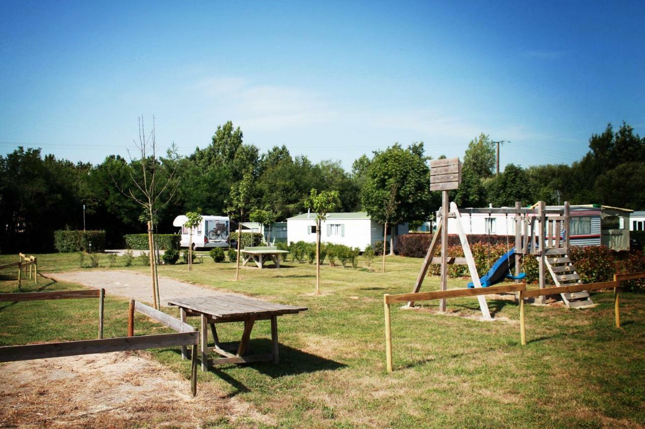 Camping Au Pre De L'Etang Sainte-Foy  外观 照片